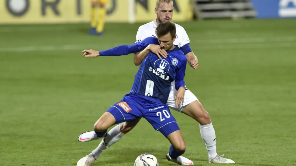Šimon Falta z Olomouce si kryje míč před Vlastimilem Daníčkem ze Slovácka