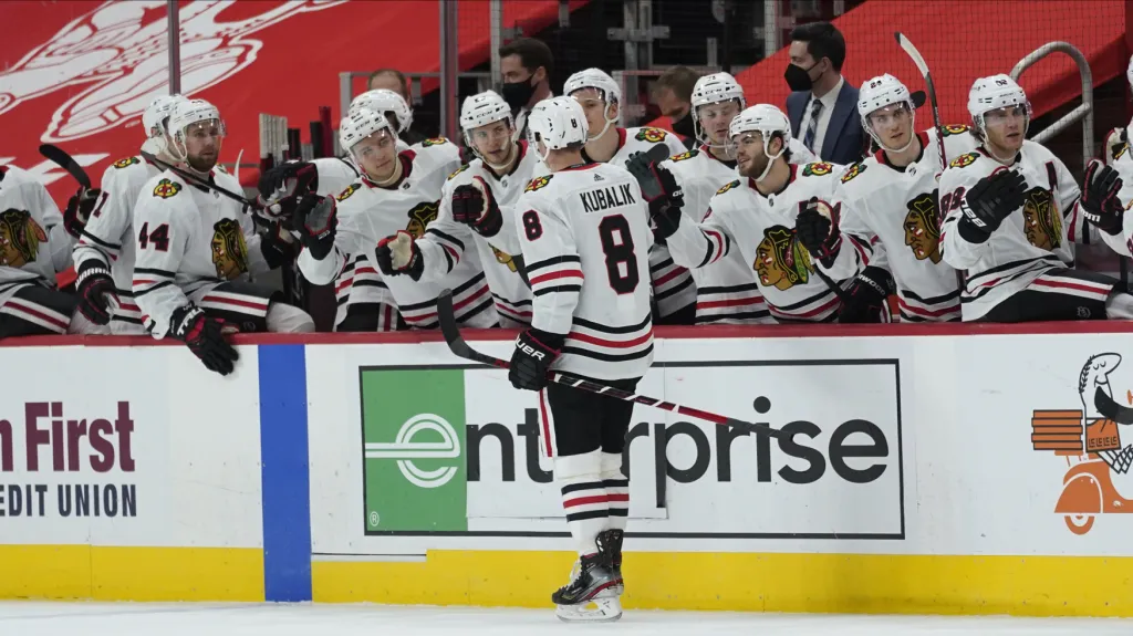 Dominik Kubalík se raduje se spluhráči z Chicaga z gólu