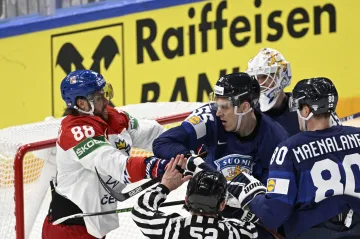 David Pastrňák v rozmíšce před finskou brankou