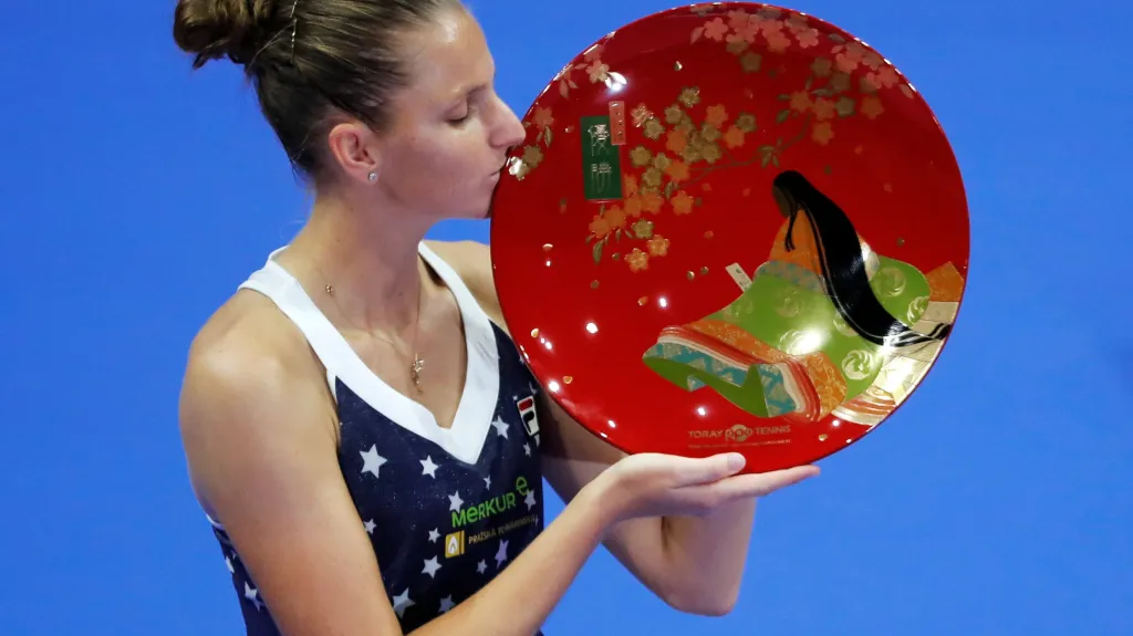 Karolína Plíšková s trofejí pro vítězku turnaje v Tokiu