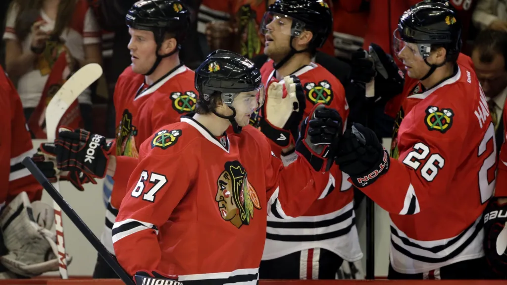 Michael Frolík slaví gól se spoluhráči