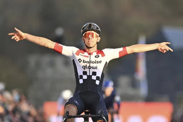 Aniek van Alpehnová vyhrála první závod v kariéře. Belgický cyklokrosař Nys vyhrál i závod SP ve Francii