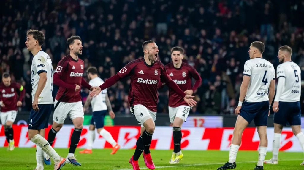 Pavel Kadeřábek se raduje z gólu