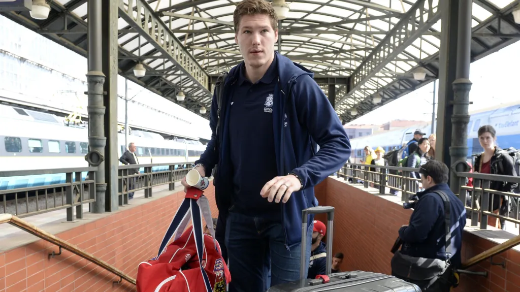 Dmitrij Jaškin přichází na nástupiště k vlaku na pražském Hlavním nádraží