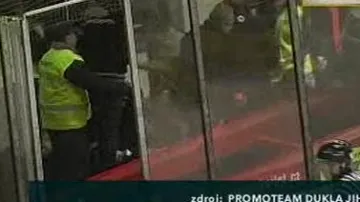 Záběry ze rvačky na jihlavském stadionu