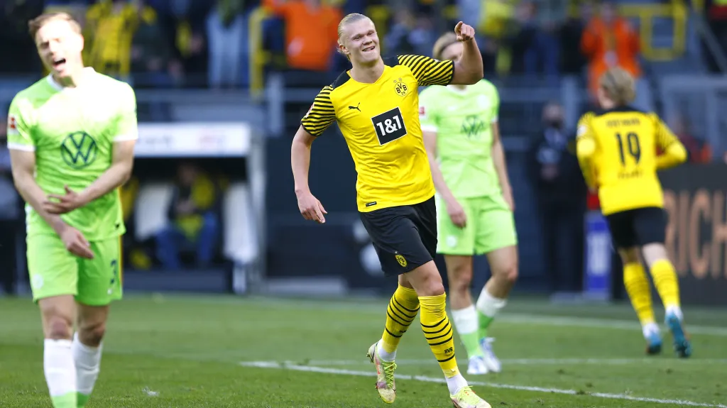 Erling Haaland z Dortmundu se raduje z gólu v síti Wolfsburgu