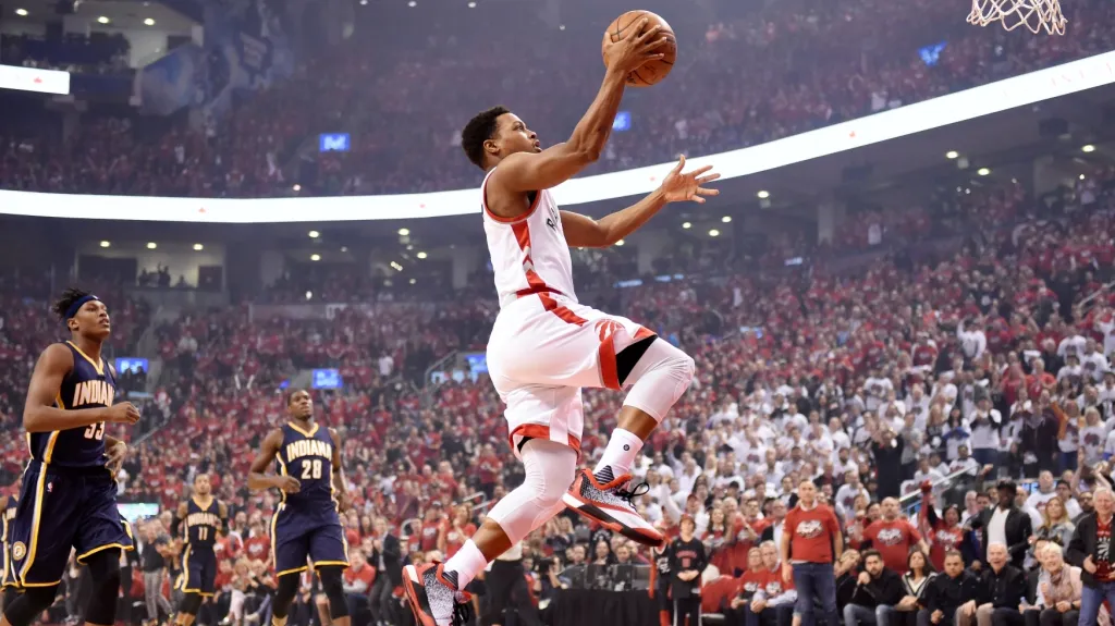 Kyle Lowry z Toronto boduje v utkání s Indianou