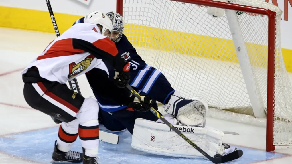 Ondřej Pavelec v utkání s Ottawou