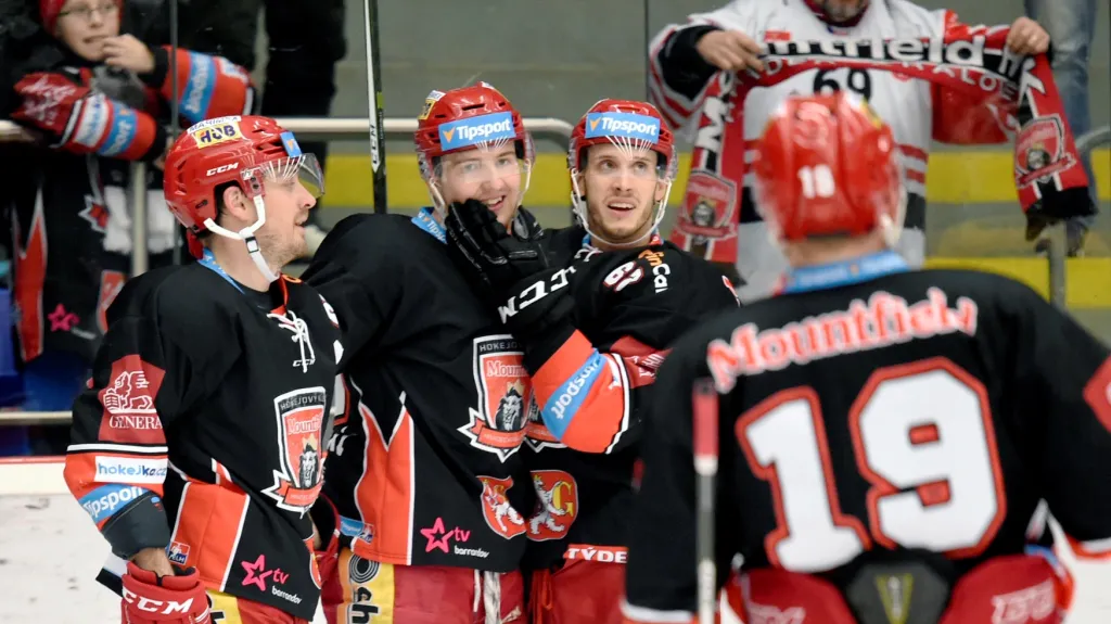 Hokejisté Hradce Králové se radují z gólu