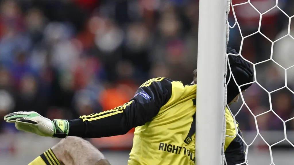 Petr Čech naráží hlavou do tyče