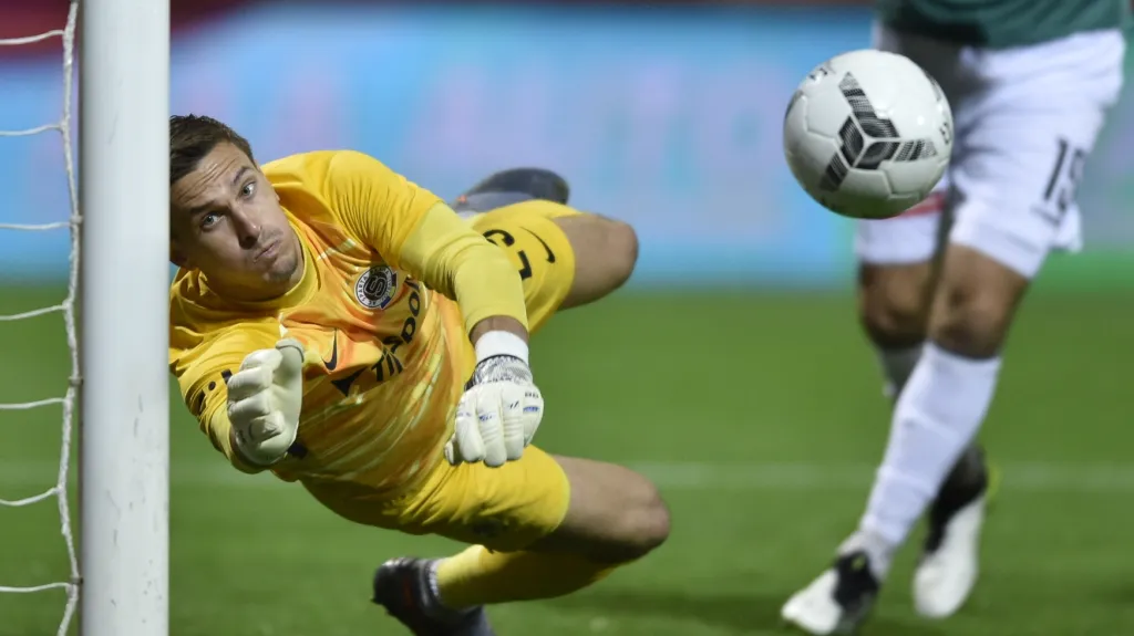 Sparťan Milan Heča boxuje míč v utkání v Jablonci