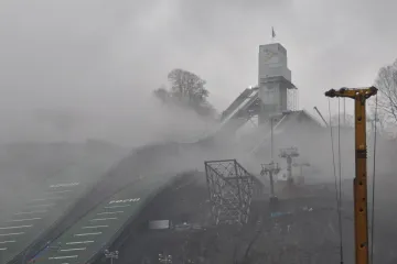 Skokanský můstek v horách nad ruským letoviskem Soči