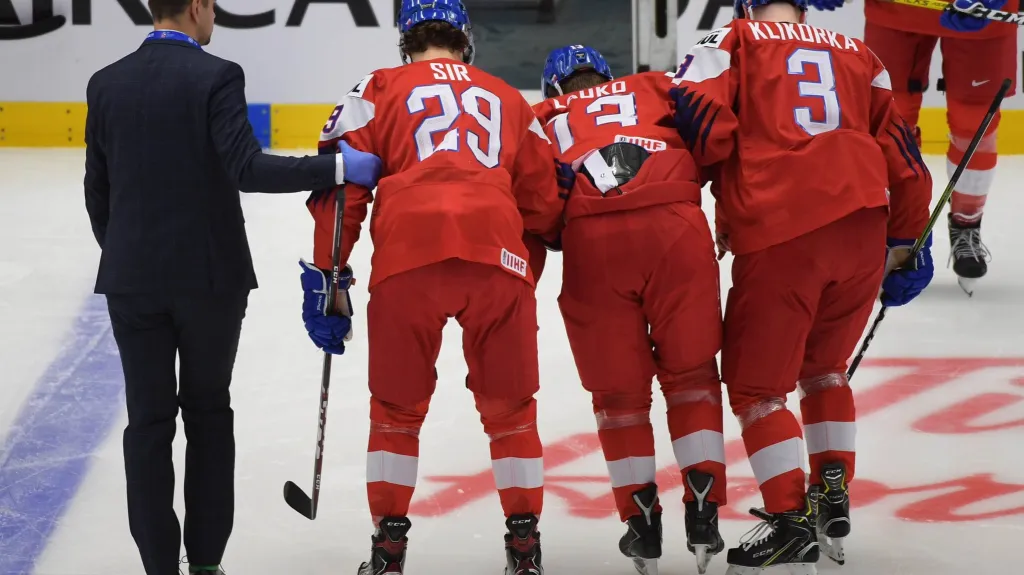 Spoluhráči pomáhají Jakubu Laukovi z ledu