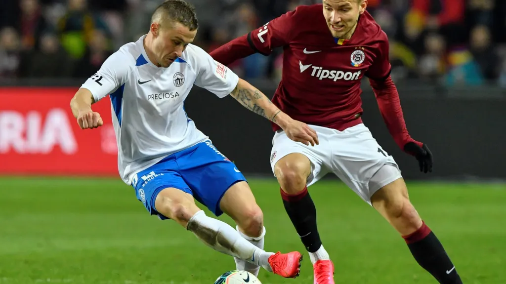 Tomáš Malinský v souboji s Martinem Frýdkem