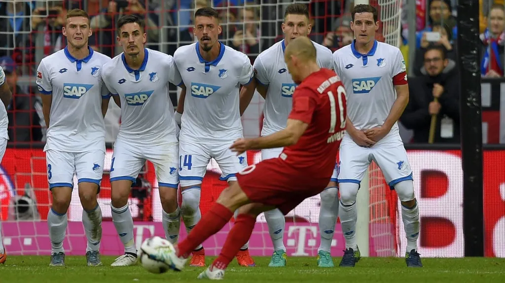 Pavel Kadeřábek z Hoffenheimu (vlevo) ve zdi v duelu proti Bayernu