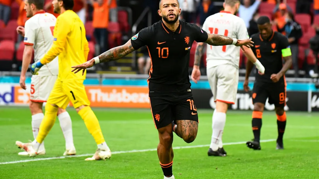 Nizozemec Memphis Depay oslavuje gól na ME