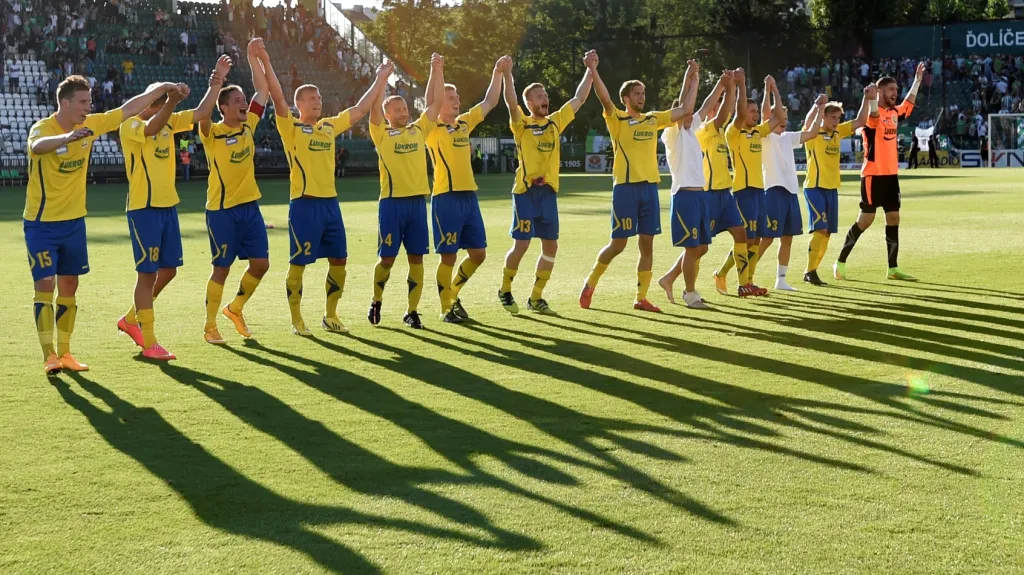 Radost fotbalistů Zlína po vítězství na hřišti Bohemky