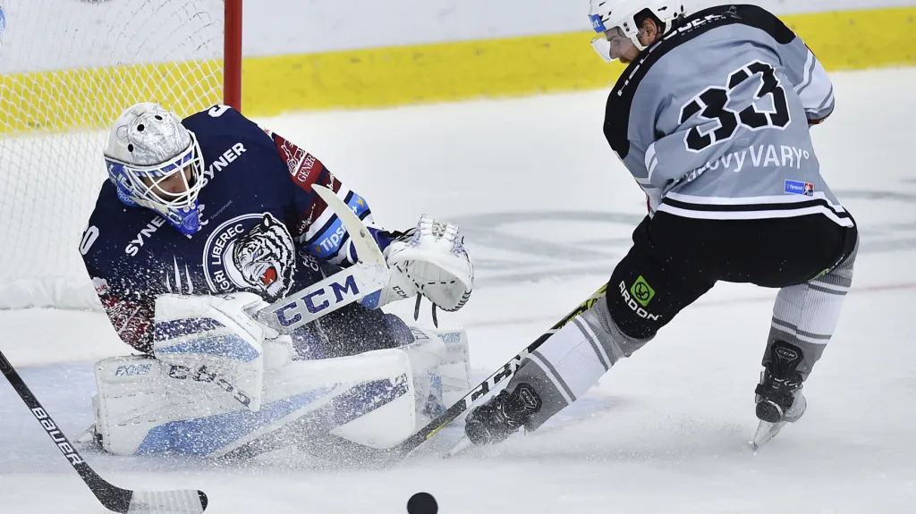 Liberecký brankář Petr Kváča proti Davidu Kašemu