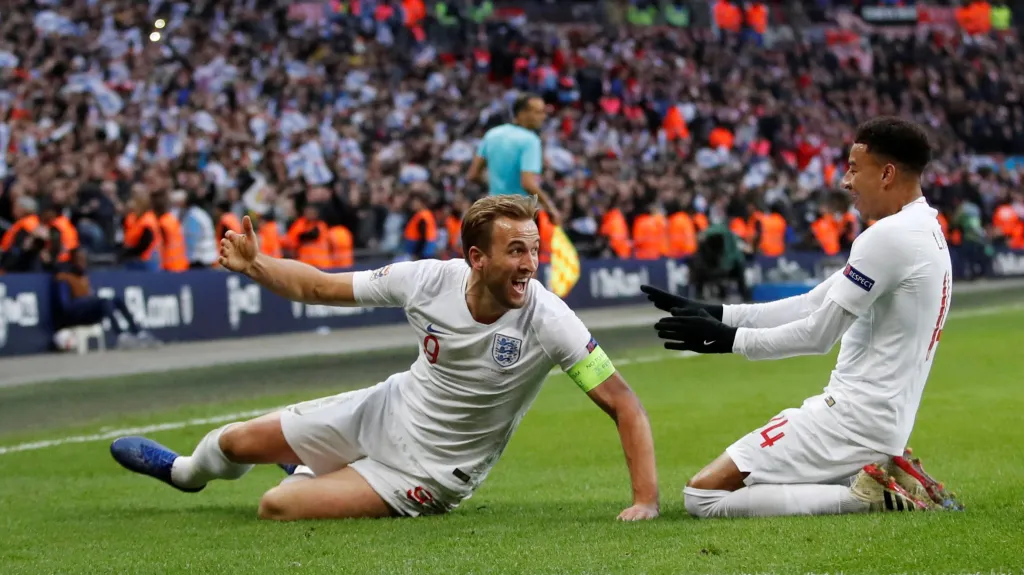 Harry Kane (vlevo) slaví gól Anglie