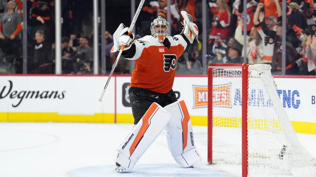 Daniel Vladař z Philadelphie oslavuje postup