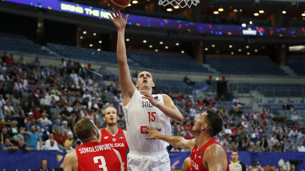 Nikola Jokič ze Srbska v akci proti Polsku