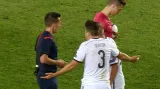 Moment v utkání Německo - Srbsko: Vyloučení obránce Güntera (69. min.)