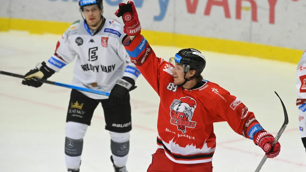 Olomoucký Jakub Navrátil slaví branku na ledě Karlových Varů