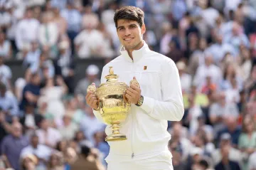 Carlos Alcaraz s trofejí pro vítěze Wimbledonu