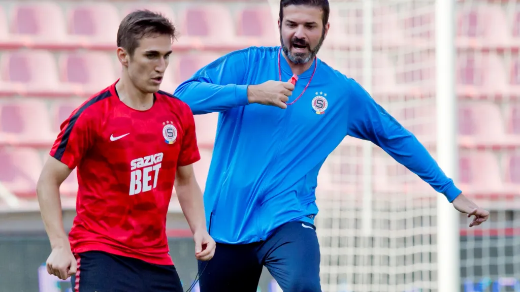 Bogdan Vatajelu (vlevo) a trenér Sparty Andrea Stramaccioni