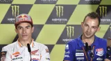 Marc Márquez na tiskové konferenci po pravé ruce Jakuba Kornfeila