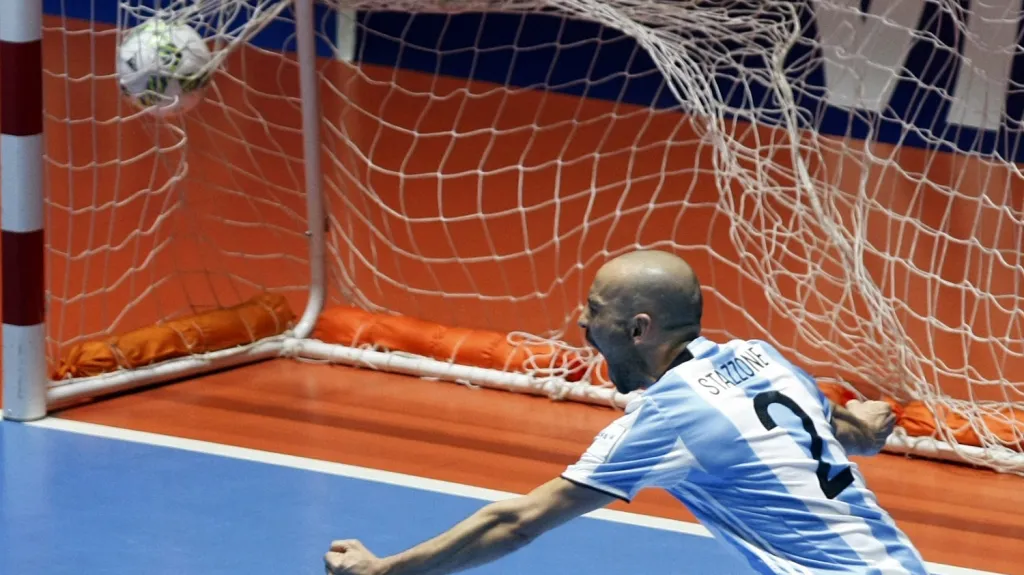 Argentinec Damian Stazzone se raduje z branky