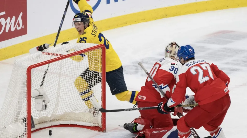 Radost švédských juniorů po trefě do české sítě