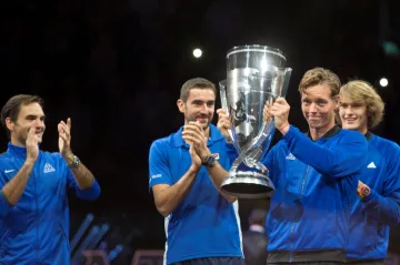Tomáš Berdych s trofejí pro vítěze Laver Cupu