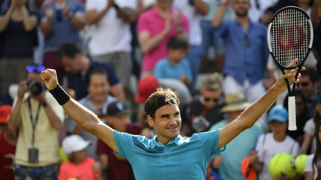 Slavící Roger Federer