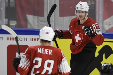 Hokejisté Švýcarska se radují z gólu