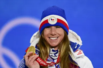 Ester Ledecká se zlatou olympijskou medailí z Pekingu