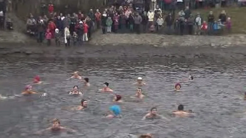 Otužilci testovali teplotu Svratky