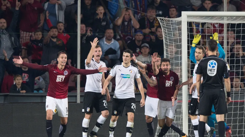 Fotbalisté Sparty se dožadují penalty v utkání proti Plzni