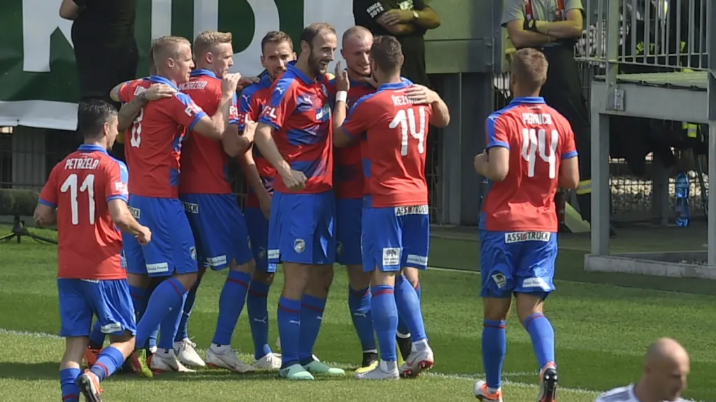 Fotbalisté Plzně se radují ze vstřelené branky