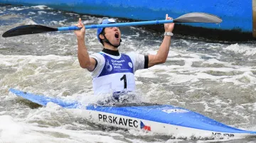 Prskavec vyhrál pošesté ME ve slalomu, Fišerová má bronz