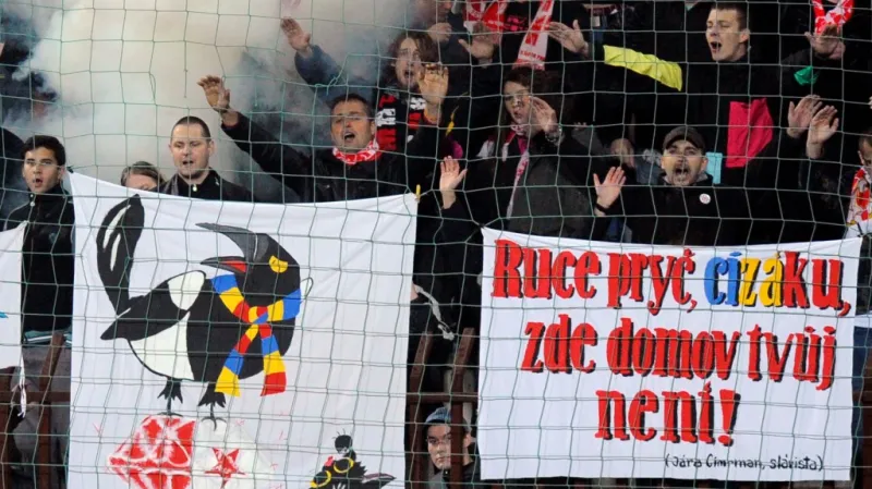 Slávisté na stadionu Viktorie Žižkov