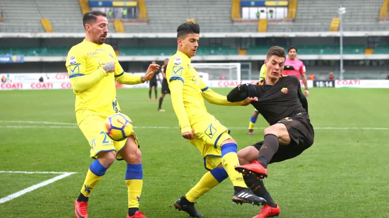 Patrik Schick střílí na branku Chieva