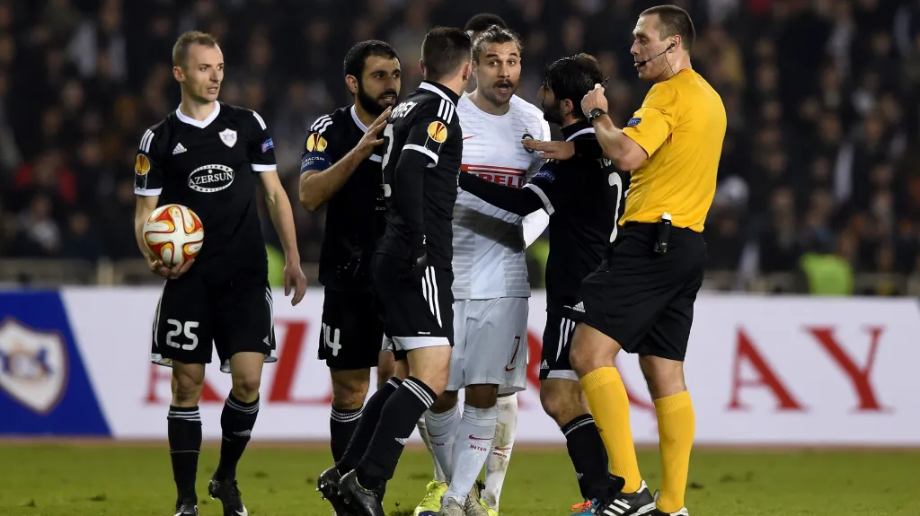 Hráči Karabachu v diskusi s rozhodčím Miroslavem Zelinkou