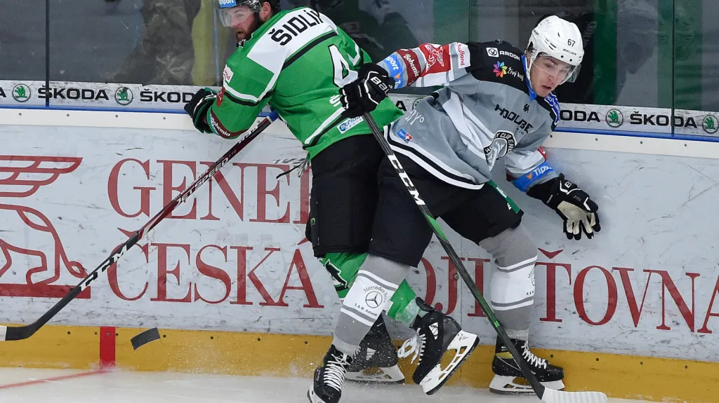 Karlovarský forvard Hladonik odstavil od puku Šidlíka z Mladé Boleslavi