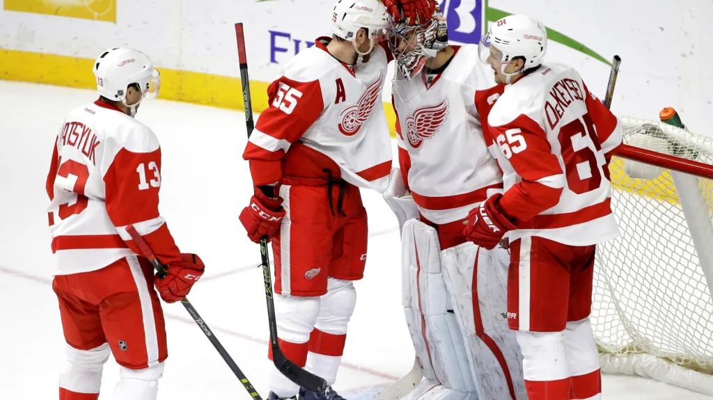 Brankář Petr Mrázek slaví výhru se svými spoluhráči z Detroitu