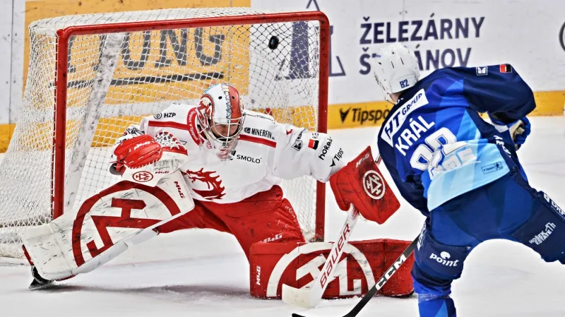 Filip Král střílí gól v zápase Kometa Brno – HC Oceláři Třinec