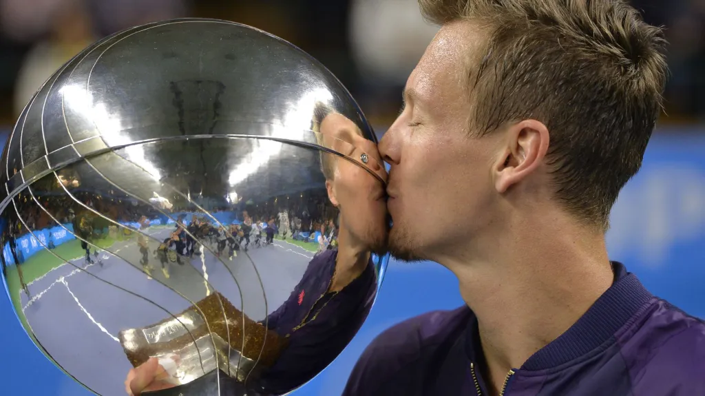 Tomáš Berdych s trofejí za turnajový triumf ve Stockholmu