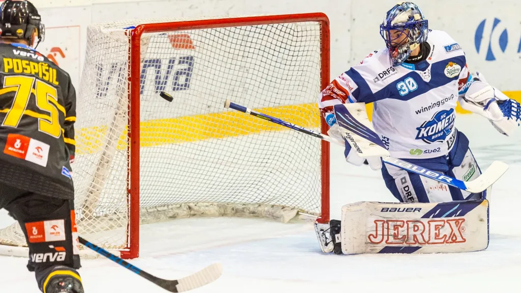 Brankář Komety Matej Tomek v utkání s Litvínovem 