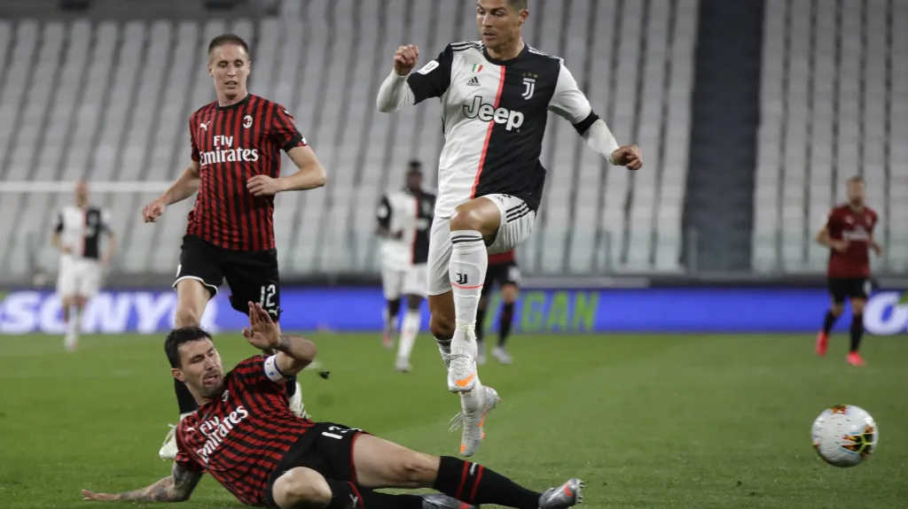 Cristiano Ronaldo z Juventusu v utkání s AC Milán