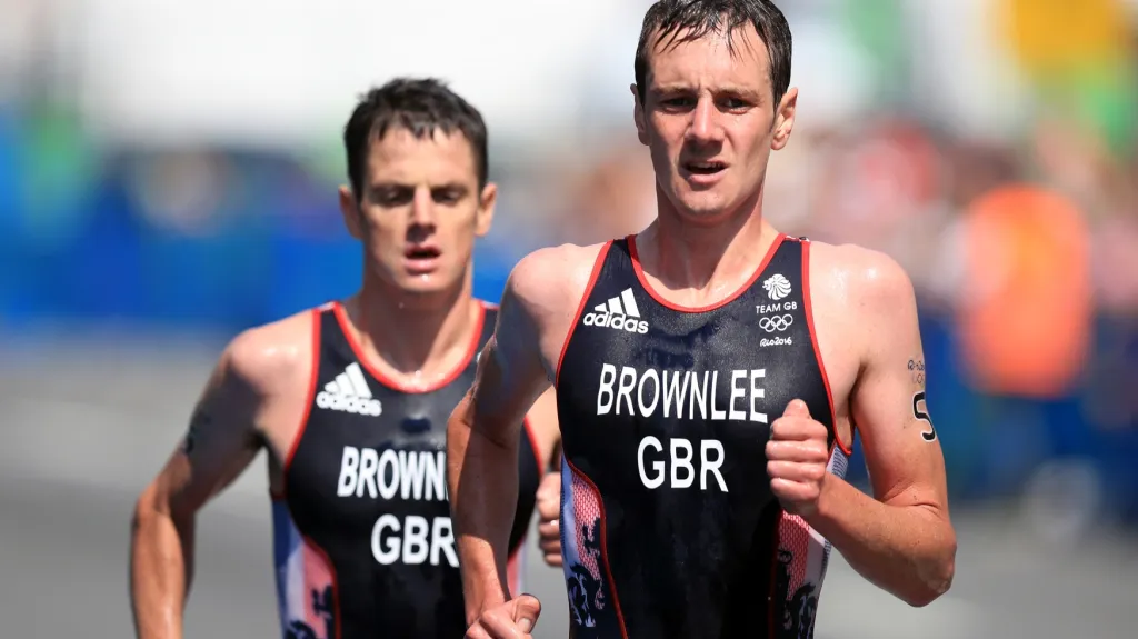 Britský triatlonista Alister Brownlee (v popředí) a jeho bratr Jonathan